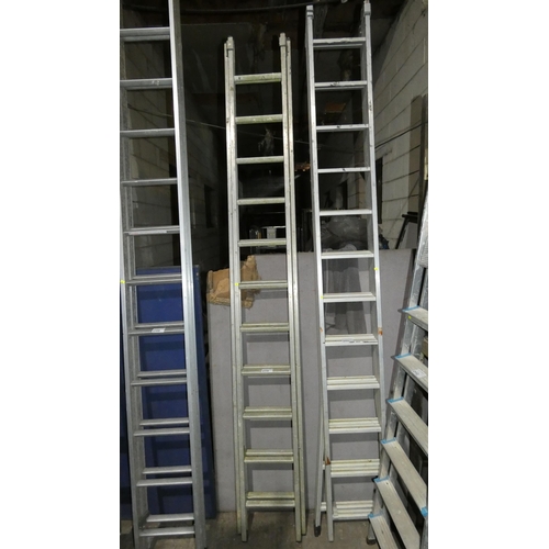 2110 - A Gravity double extending aluminium ladder (2 x 11 rung)