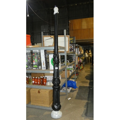 2153 - 1 x black plastic lamp post - No lamp top included