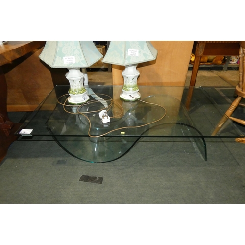 2191 - 1 x modern style glass coffee table approx 130 x 70cm (Italian?)