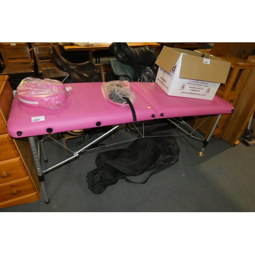 2207 - 1 x pink folding massage bench