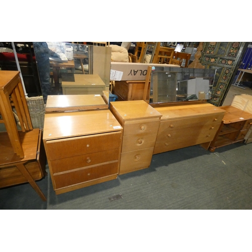 2215 - 3 x vintage items of bedroom furniture comprising 2 x chests of drawers with mirrors and 1 x bedside... 