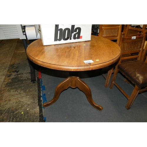 2239 - 1 x Pine round dining table diameter approx 92cm