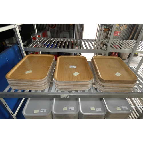 1011 - A quantity of over 75 wood effect food trays