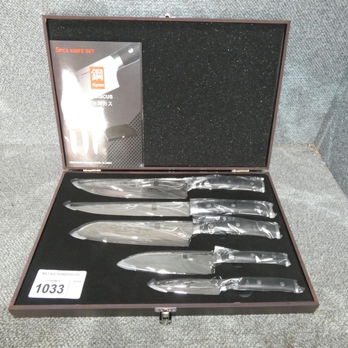 1033 - A 5 piece knife set by Kyoto type Damascus in wooden presentation box