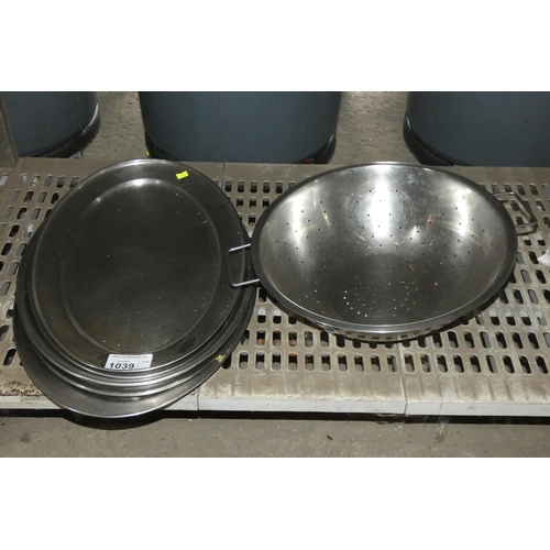 1039 - 5 x stainless steel platters / trays and a colander