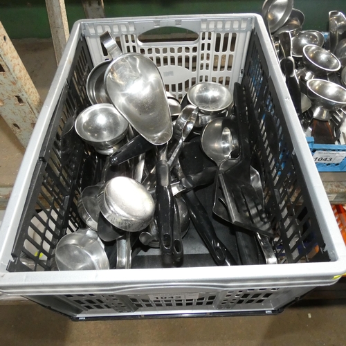 1042 - A crate containing a quantity of various kitchen utensils