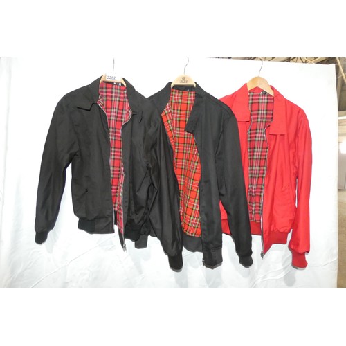 2282 - 3 x Men's classic Harrington style jackets comprising 2 x black and 1 x red all appear to be size S ... 