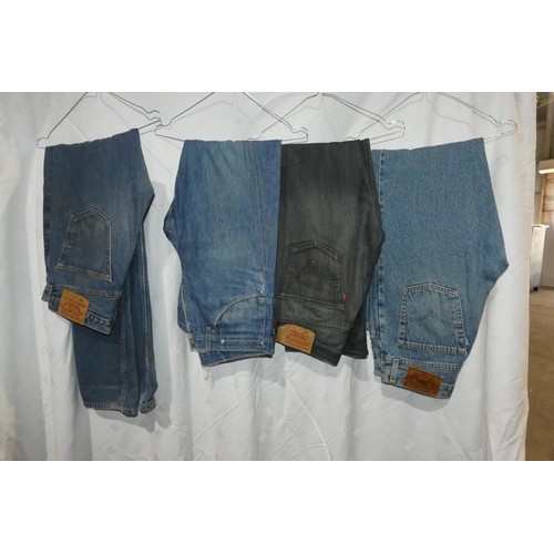 2303 - 4 x various pairs of vintage Levi's Denim jeans - all size 32 inch waist