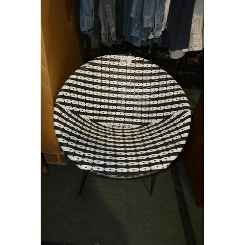 2258 - 1 x black / white synthetic rattan chair