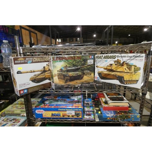 2722 - 3 battle tank model kits, unused, including challenger 2, Leopard 2a6 & M1M1a2 Abrams all by Tamiya,... 