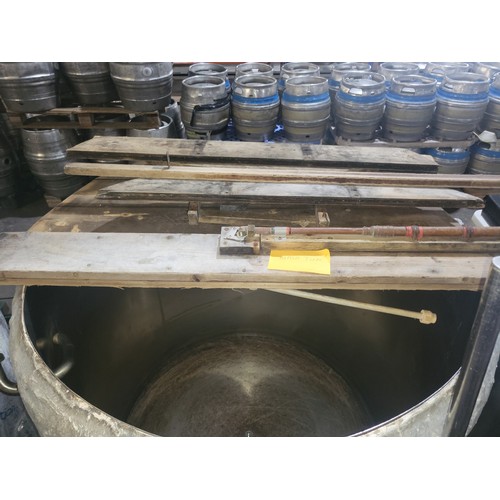 3 - 1 s/s insulated Mash tun, with wooden lid, inspection hatch and rotating wash spray, diameter 1.0m, ... 