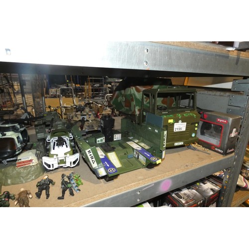 2155 - A quantity of various military themed toys including Soldier Force, a Syma S109 AH-64 remote control... 