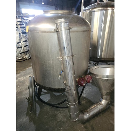 10 - 1 s/s Grundy Hot Liquor tank, single skin, with 3ph Electric immersion, 