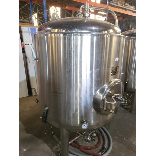 12 - 1 s/s 1000 litre Conditioning tank, or Bright Beer tank, Jacketed and insulated , with hose, s/n 201... 