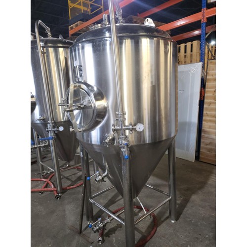 13 - 1 s/s 1000 litre Fermenter Jacketed and insulated, with jacket operation pressure of 3 Bar, Insulati... 