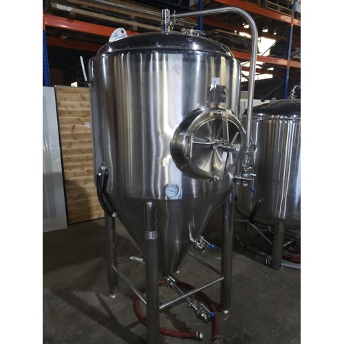 13 - 1 s/s 1000 litre Fermenter Jacketed and insulated, with jacket operation pressure of 3 Bar, Insulati... 