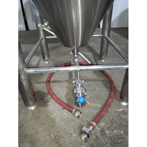 13 - 1 s/s 1000 litre Fermenter Jacketed and insulated, with jacket operation pressure of 3 Bar, Insulati... 