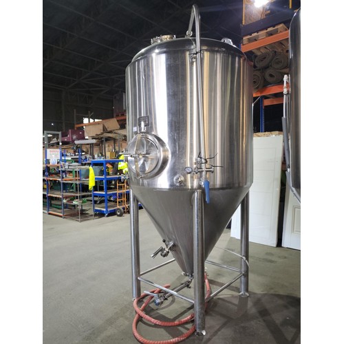 16 - 1 s/s 2000 litre Fermenter, jacketed and insulated, with hose, and inspection port. s/n 20151028, Ma... 