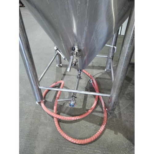 16 - 1 s/s 2000 litre Fermenter, jacketed and insulated, with hose, and inspection port. s/n 20151028, Ma... 