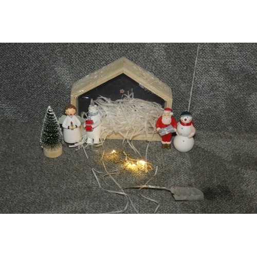 2636 - A box containing 16 sets of festive wooden figures with a star by Shoeless Joe ref 8497