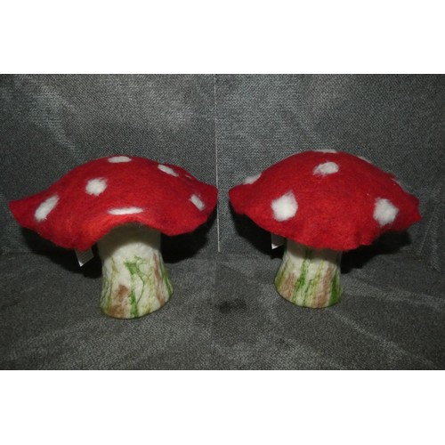 2693 - 4 x giant Woolen toadstools by Shoeless Joe ref 8464