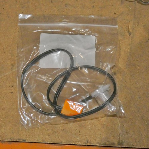 5225 - A quantity of ex-MOD light / cable assemblies and 2 x UCC power supply kits