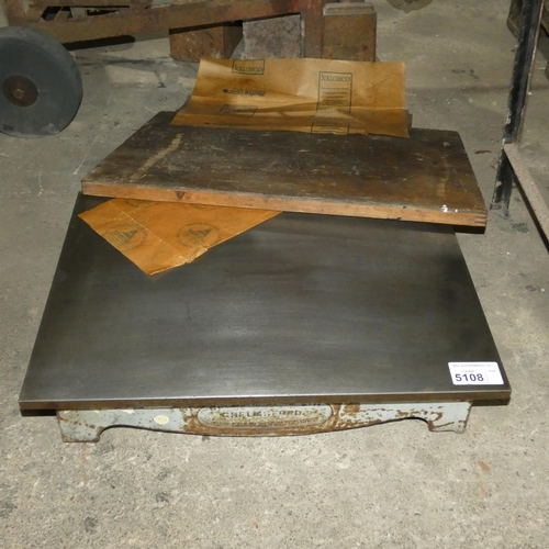 5108 - An engineers metal surface plate with a wooden cover approx 18 x 24 inch