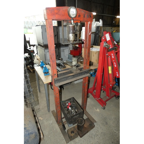 5136 - 1 x manual hydraulic workshop press (no capacity visible) and 1 box containing various tooling, sock... 