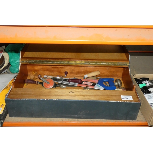 5216 - 1 x vintage carpenters tool case containing a quantity of various wood working tools