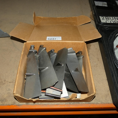 5247 - A quantity of ex-RAF used turbine blades believed to be from a Tornado aircraft engine