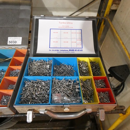 5030 - 2 x metal screw selection cases containing a quantity of various screws. Contents of 1 shelf