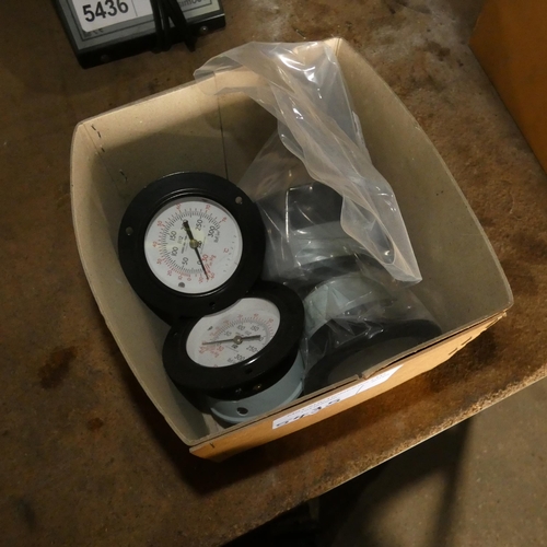 5435 - 1 box containing 4 x small ex-MOD pressure gauges