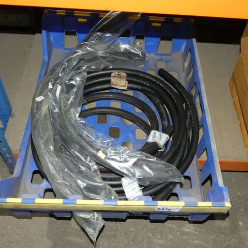 5456 - A quantity of various lengths of black rubber hose. Please note that the plastic crate is not includ... 