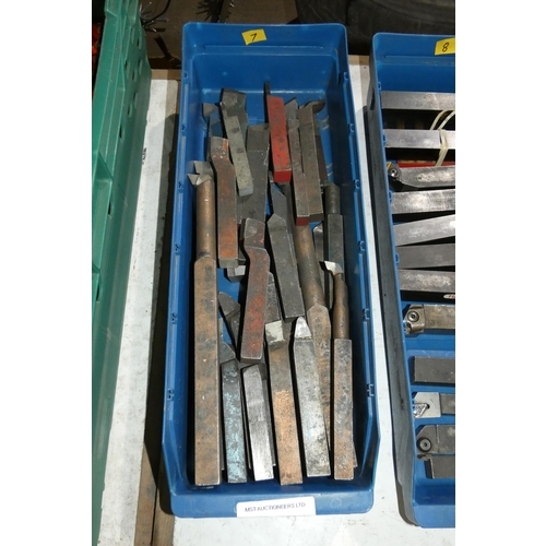 5076 - 1 box containing a quantity of various turning tools - The plastic box is included