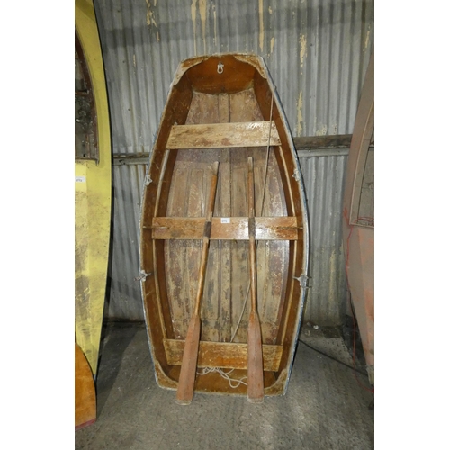 5773 - 1 x vintage wooden rowing boat /dinghy approx 2.3m long supplied with 2 oars and 2 x metal rowlocks ... 