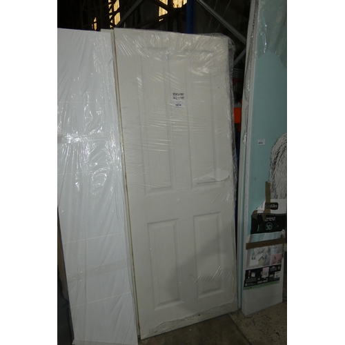 5814 - 2 x white doors comprising 1 at approx 838 x 1981mm and 1 at approx 762 x 1981mm