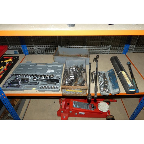 5909 - A quantity of various tools including 2 x torque wrenches, a socket set and 2 x breaker bars. Conten... 