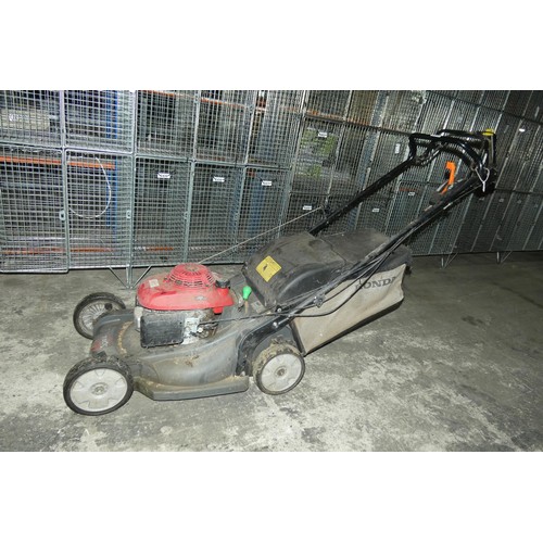 5830 - 1 x Honda self propelled petrol engine lawn mower type HRX537HXEA