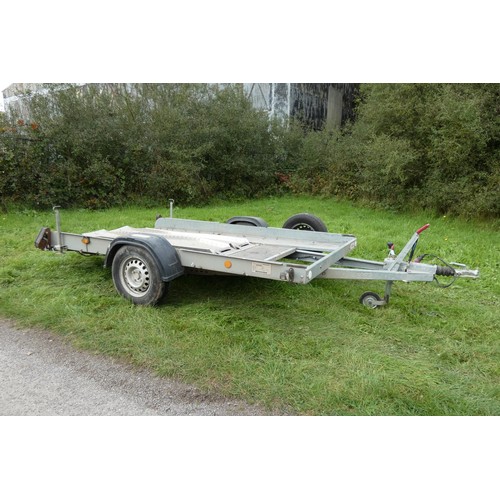 6054 - A single axle braked car trailer by Bantam, plate states GA 950-1600KG, comes with 2 ramps and a spa... 