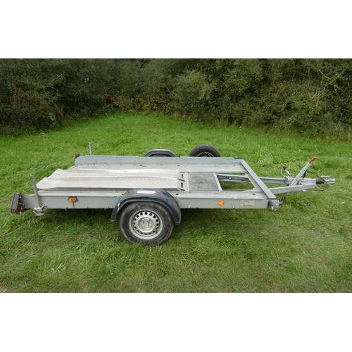 6054 - A single axle braked car trailer by Bantam, plate states GA 950-1600KG, comes with 2 ramps and a spa... 