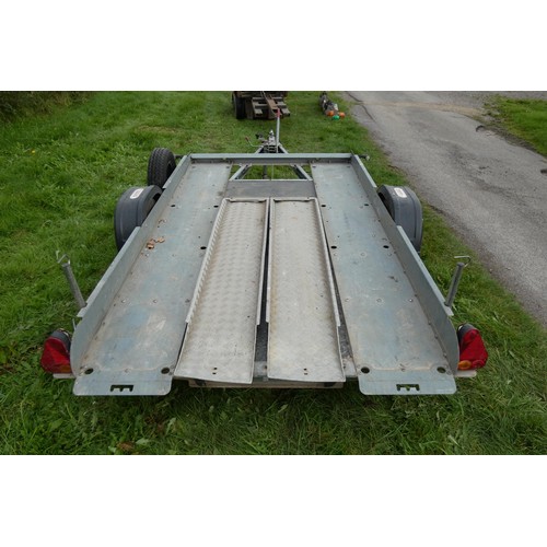 6054 - A single axle braked car trailer by Bantam, plate states GA 950-1600KG, comes with 2 ramps and a spa... 