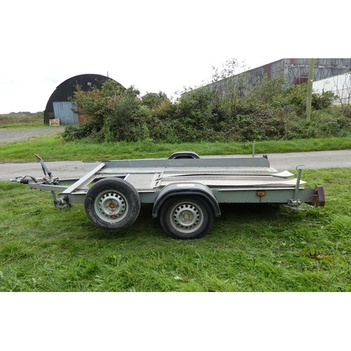 6054 - A single axle braked car trailer by Bantam, plate states GA 950-1600KG, comes with 2 ramps and a spa... 