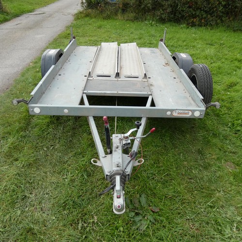 6054 - A single axle braked car trailer by Bantam, plate states GA 950-1600KG, comes with 2 ramps and a spa... 