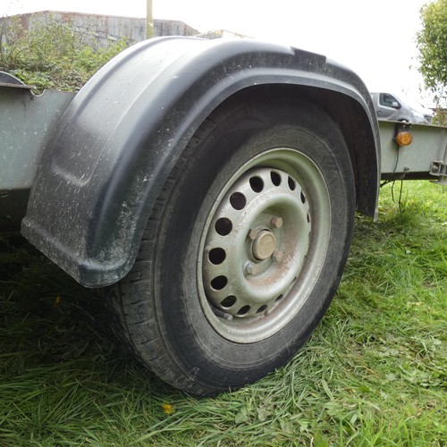 6054 - A single axle braked car trailer by Bantam, plate states GA 950-1600KG, comes with 2 ramps and a spa... 