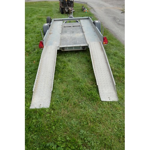 6054 - A single axle braked car trailer by Bantam, plate states GA 950-1600KG, comes with 2 ramps and a spa... 