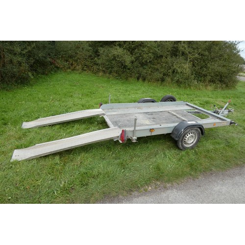 6054 - A single axle braked car trailer by Bantam, plate states GA 950-1600KG, comes with 2 ramps and a spa... 