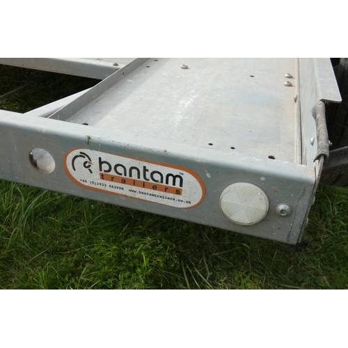 6054 - A single axle braked car trailer by Bantam, plate states GA 950-1600KG, comes with 2 ramps and a spa... 