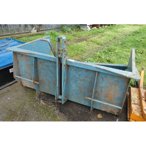 6003 - A 3-point link box with rear door measuring approx 152 cm x 95 cm x 65cm, no make or model visible -... 