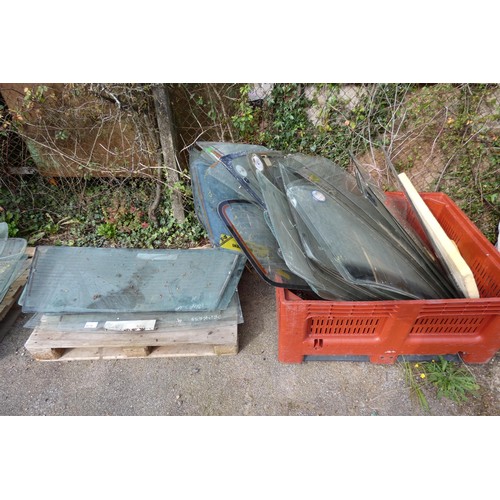 6018 - 1 pallet and 1 crate containing a quantity of vintage vehicle windscreens to include Austin, Peugeot... 