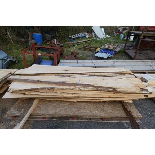 6028 - A quantity of waney edge board measuring up to approx 250 cm long - believed to be Cedar